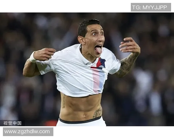 足球明星赛场上吐舌头挑衅对手引发热议球迷反应各异